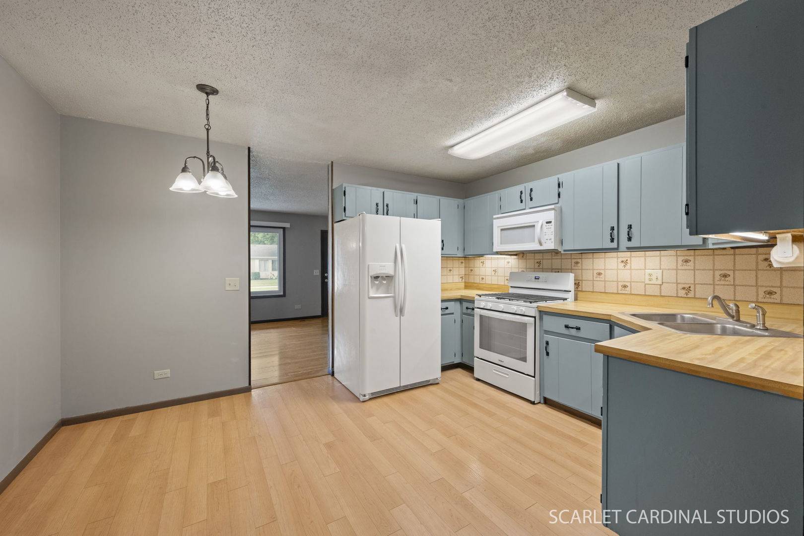 2S211 Sanchez DR, Warrenville, IL 60555
