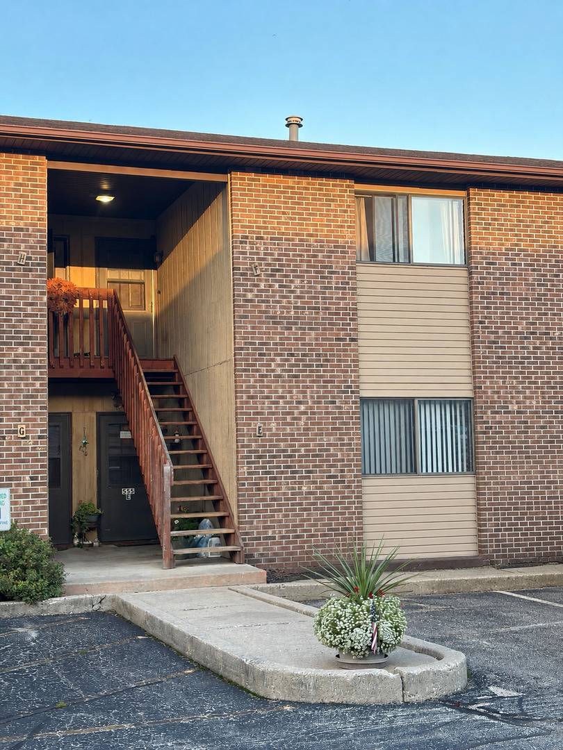 555 Central Parkway RD #F, Woodstock, IL 60098