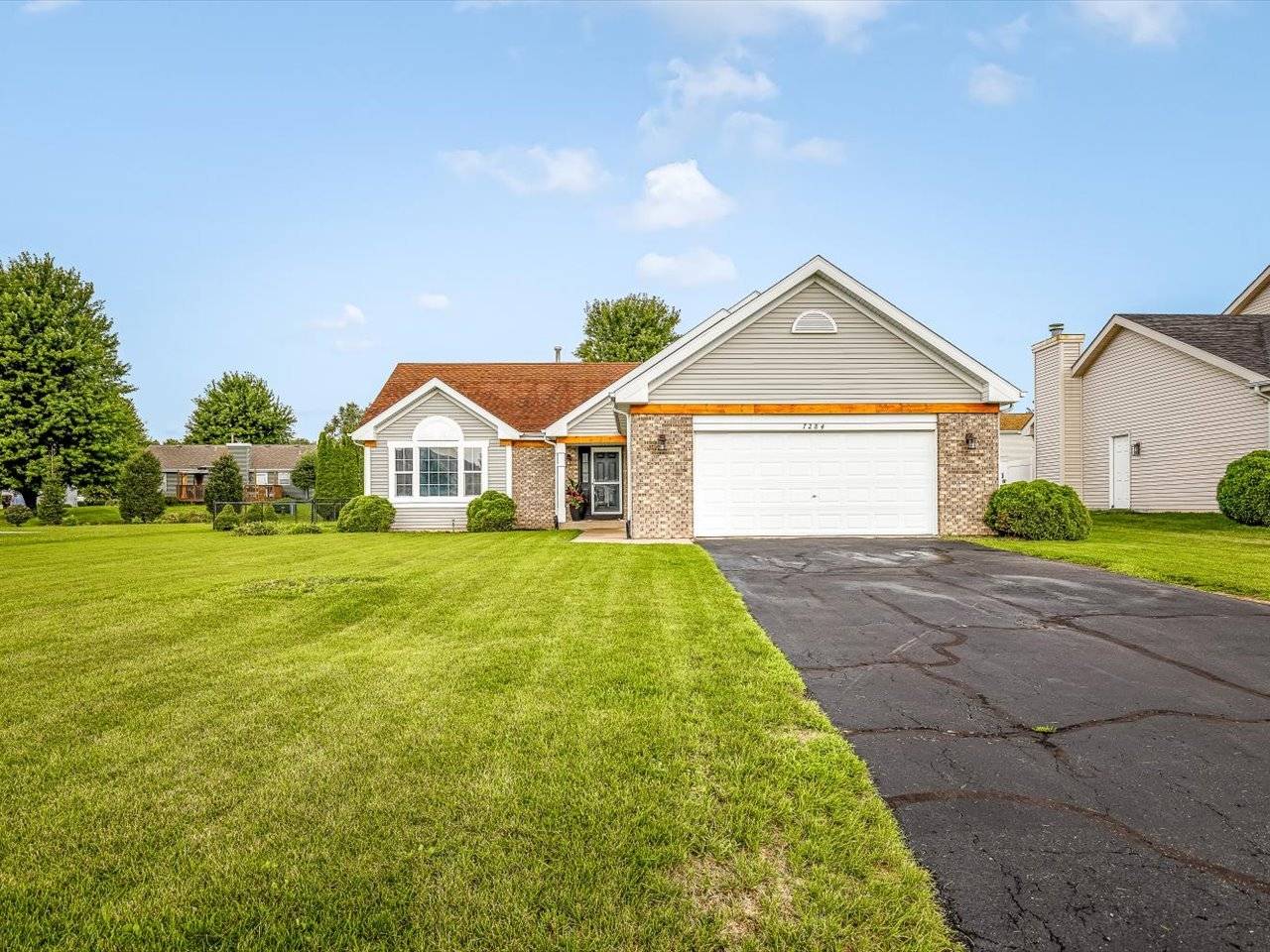 7284 Thomas DR, Loves Park, IL 61111