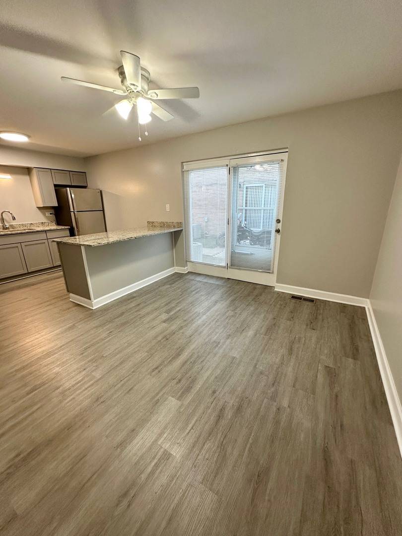 1719 E Roosevelt RD #4, Wheaton, IL 60187