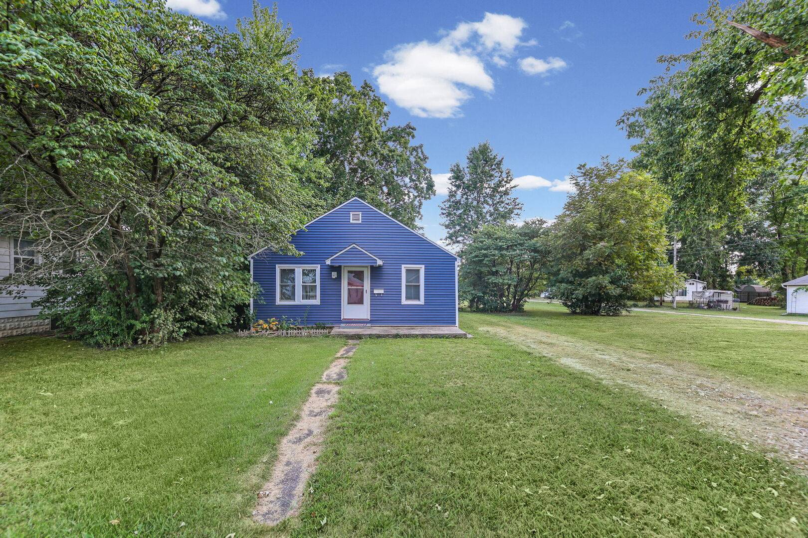 721 W WHITTAKER ST, Salem, IL 62881