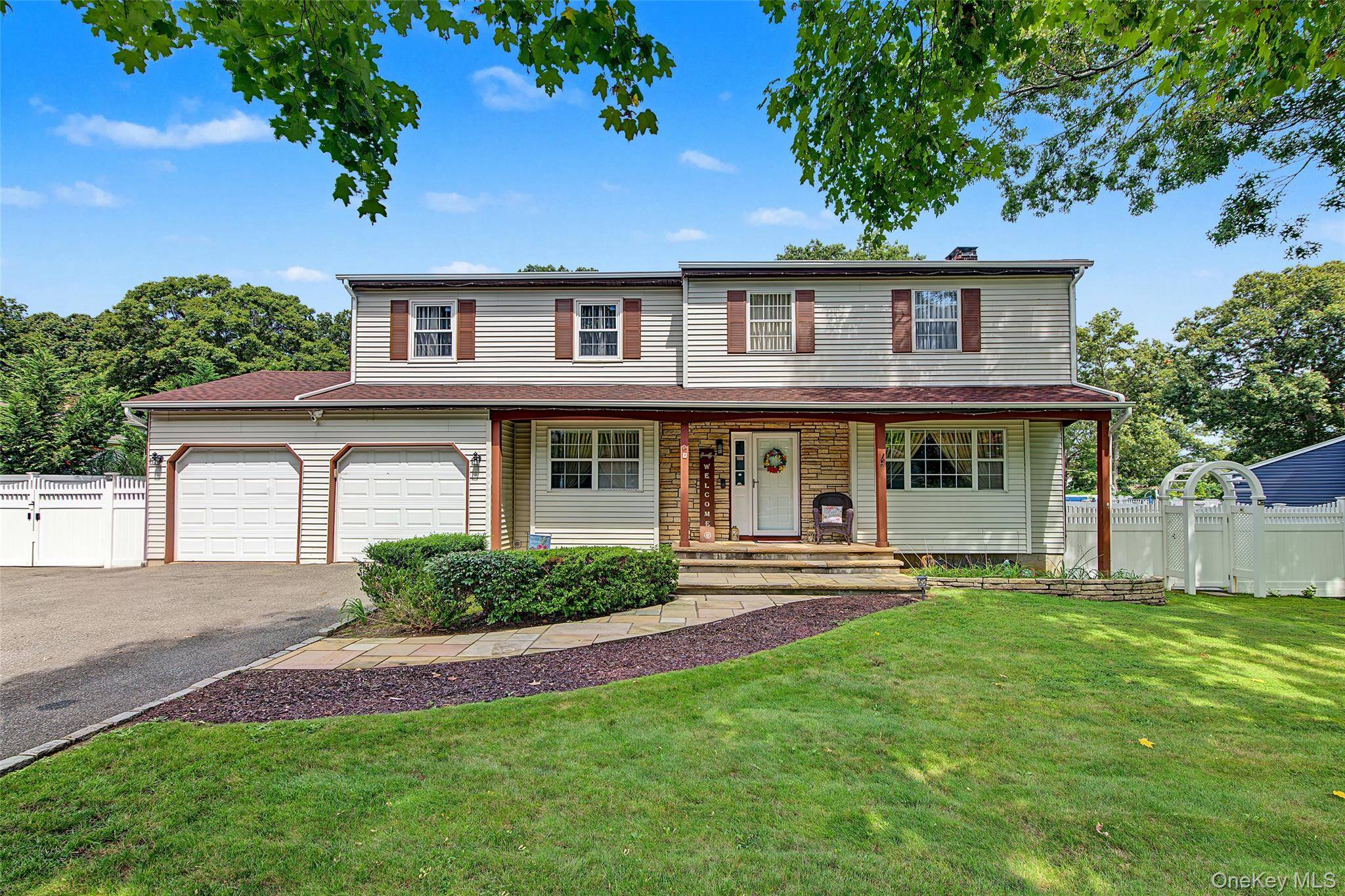 7 David DR, Selden, NY 11784