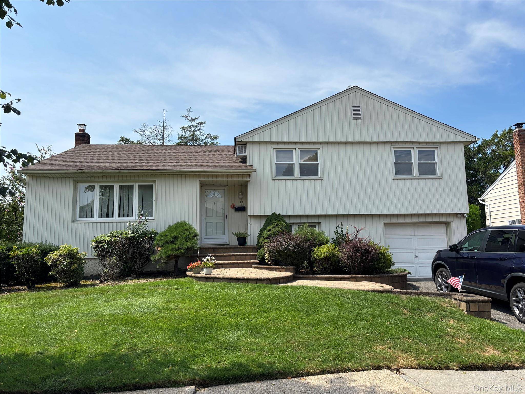 33 Burton AVE, Plainview, NY 11803