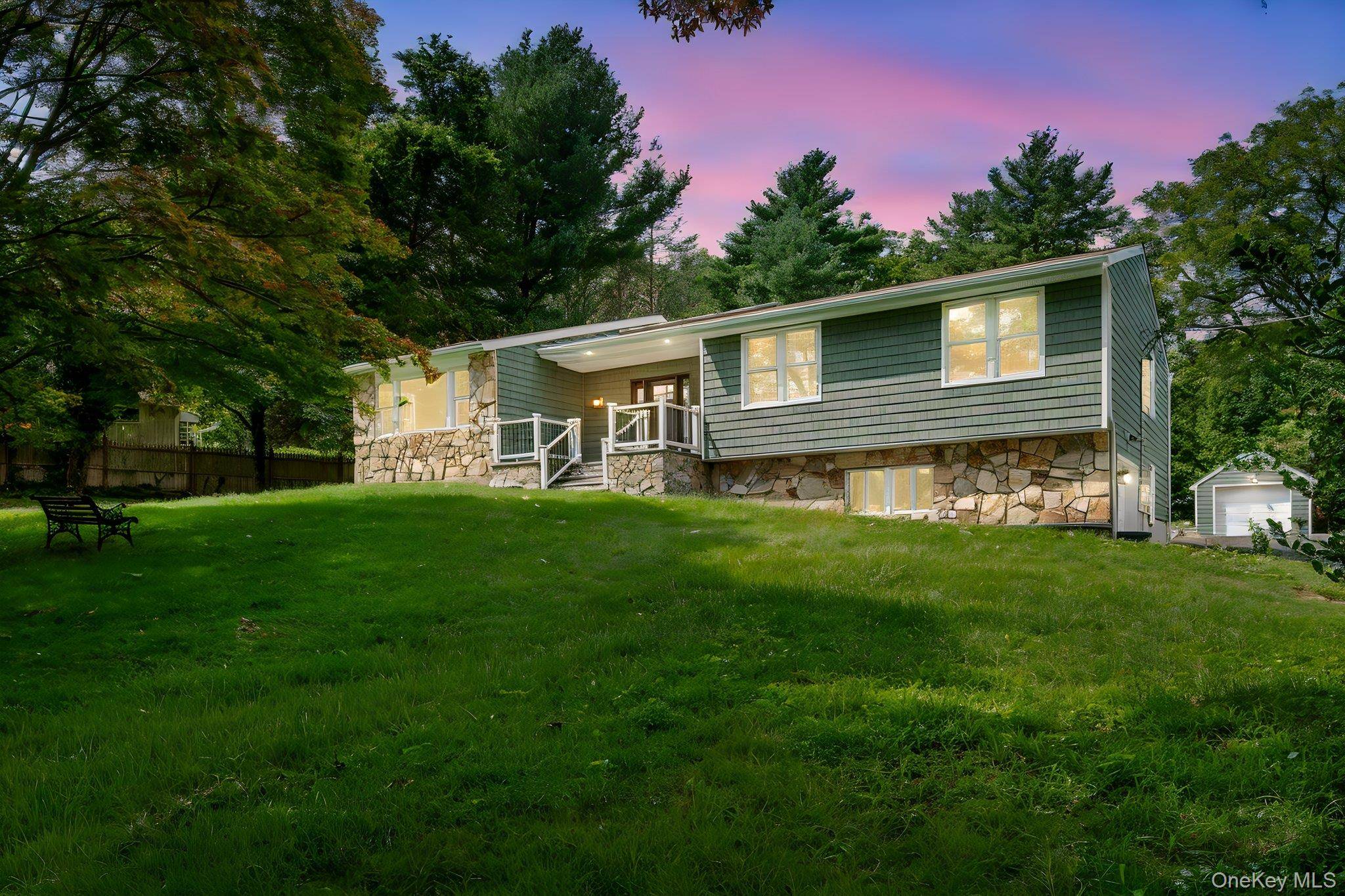 40 Lakeside DR, Centerport, NY 11721