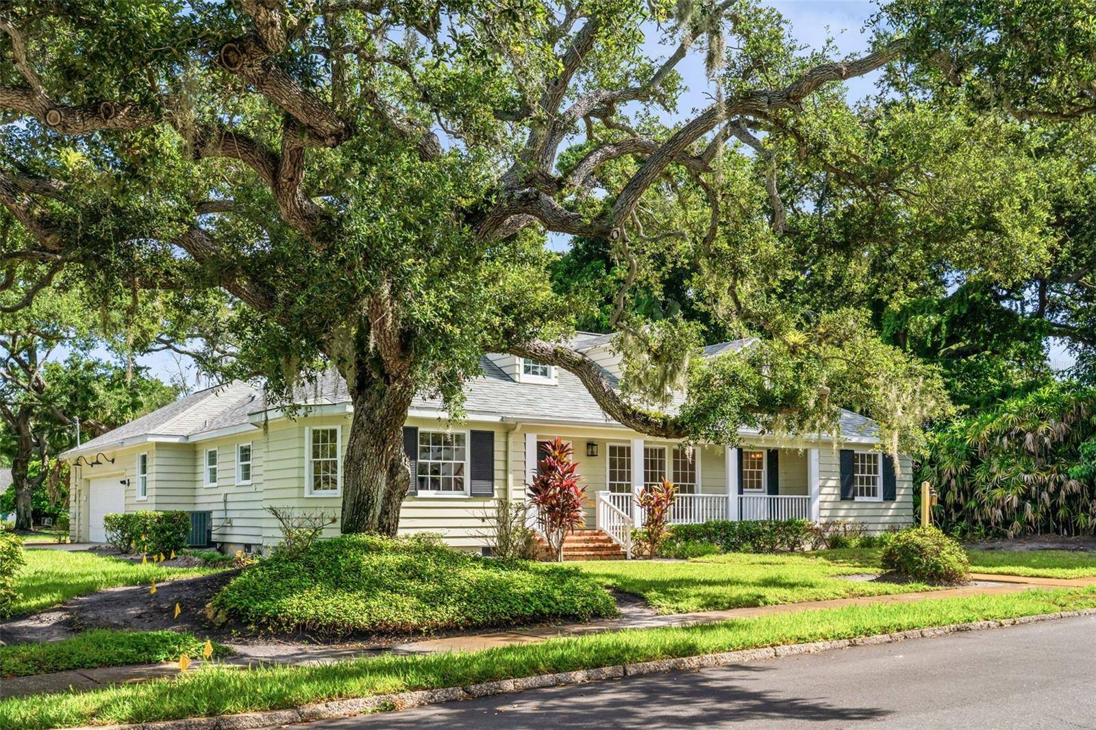 1585 SOUTH DR, Sarasota, FL 34239