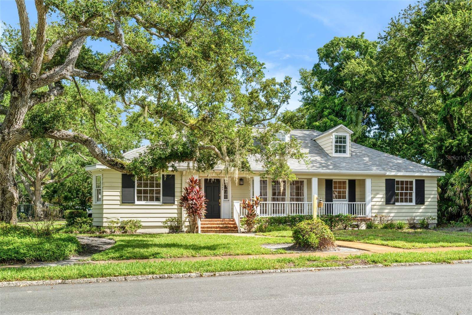 1585 SOUTH DR, Sarasota, FL 34239