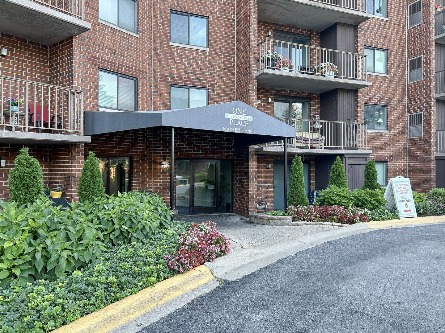 1 Bloomingdale PL #606, Bloomingdale, IL 60108