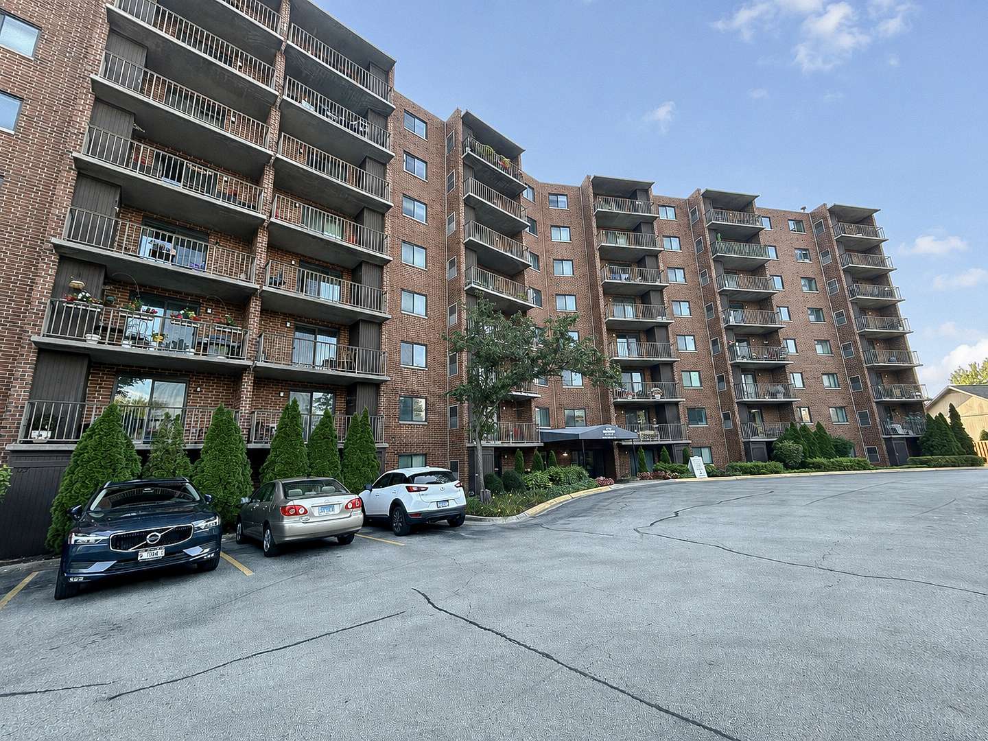 1 Bloomingdale PL #606, Bloomingdale, IL 60108