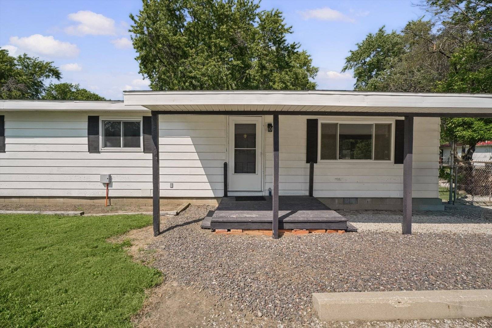 702 W Park ST, Thomasboro, IL 61878