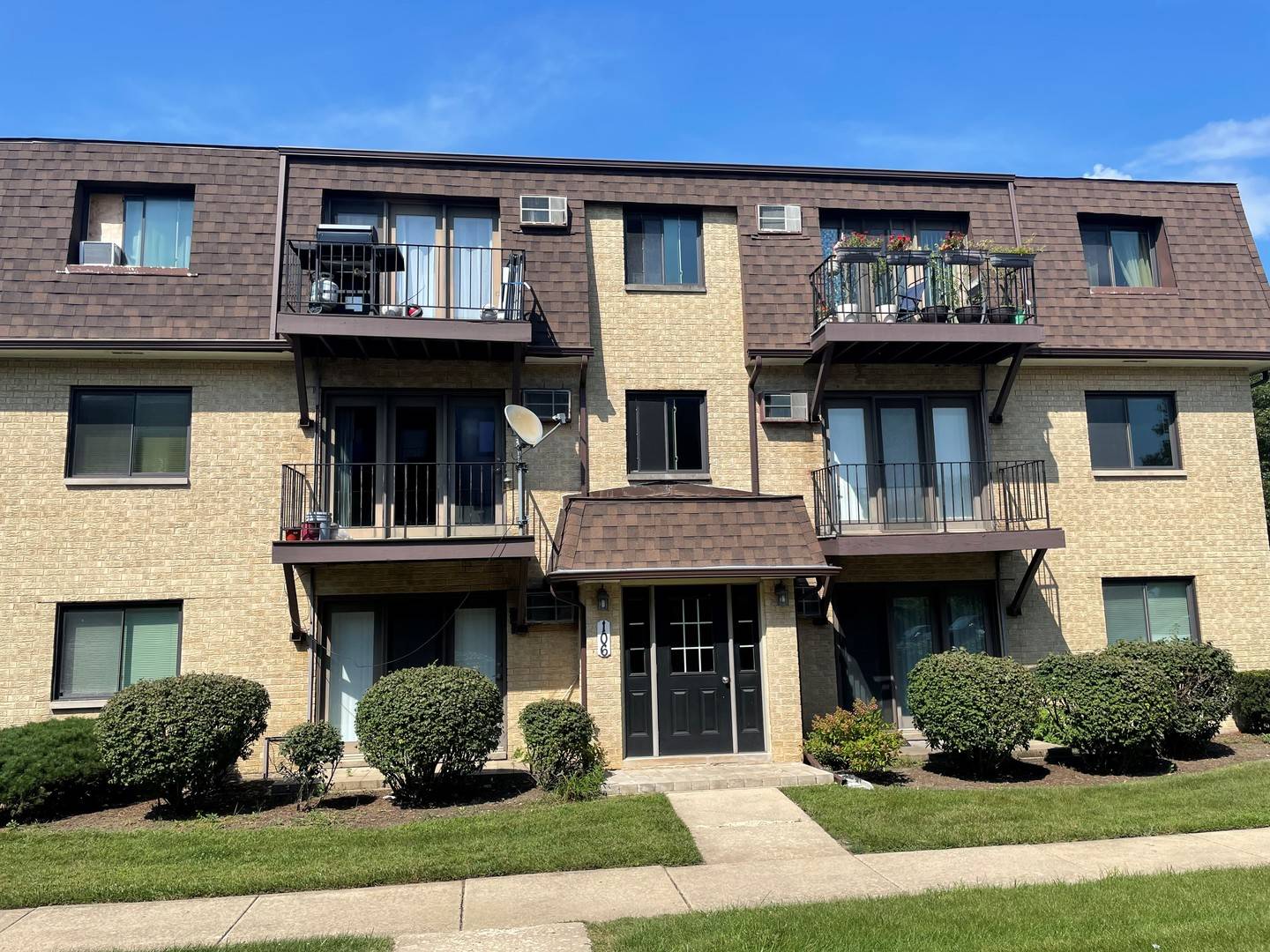 106 Olesen DR #101, Naperville, IL 60540