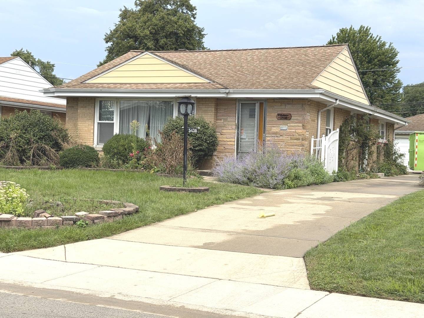 5438 N Harvard TER, Skokie, IL 60077