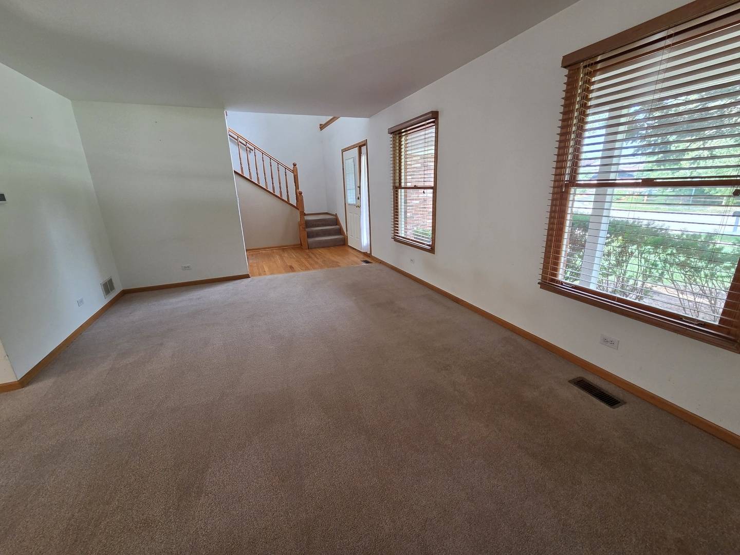 2103 E Seminole LN, Mount Prospect, IL 60056