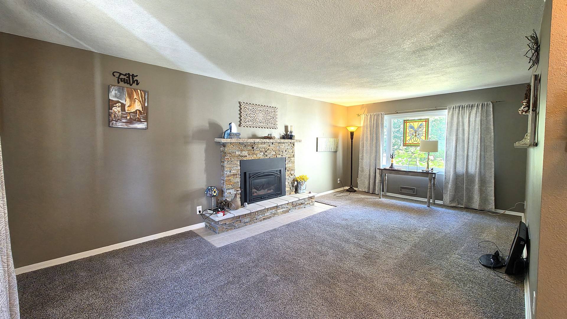 1410 Broadview DR, Bettendorf, IA 52722