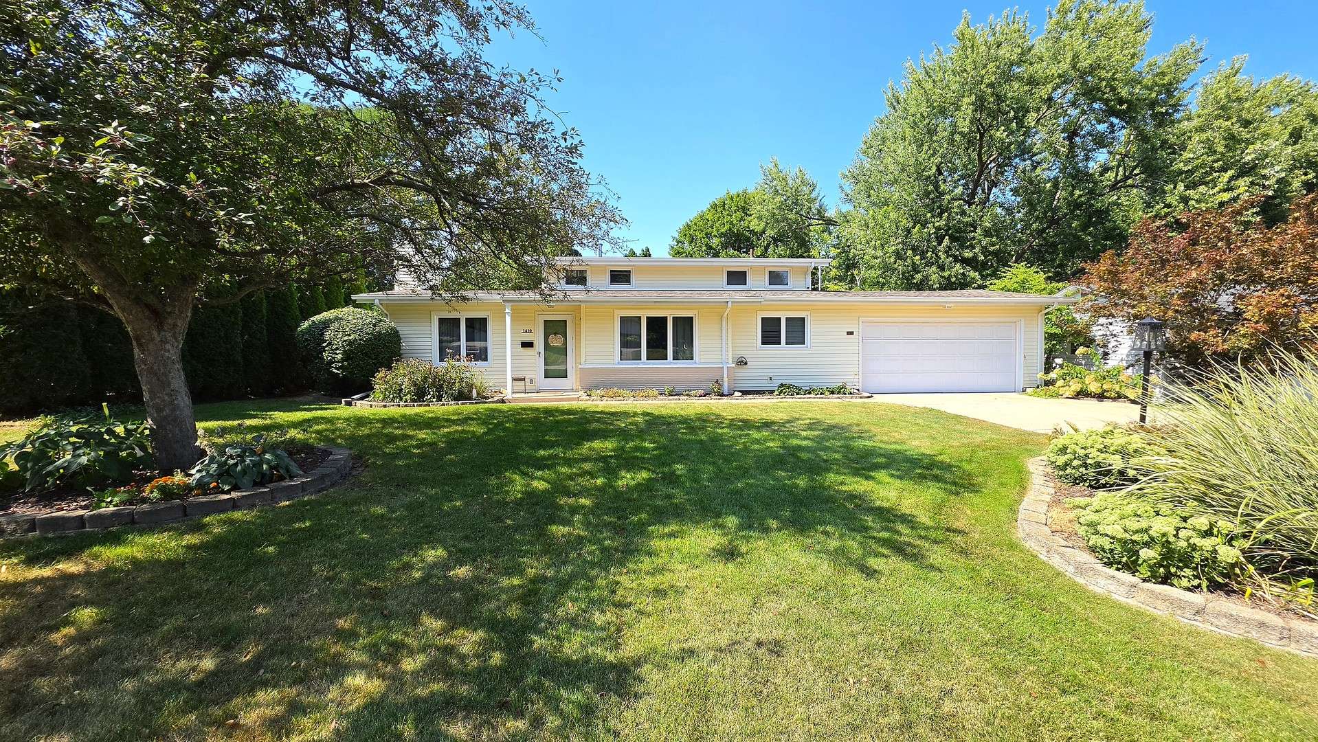 1410 Broadview DR, Bettendorf, IA 52722