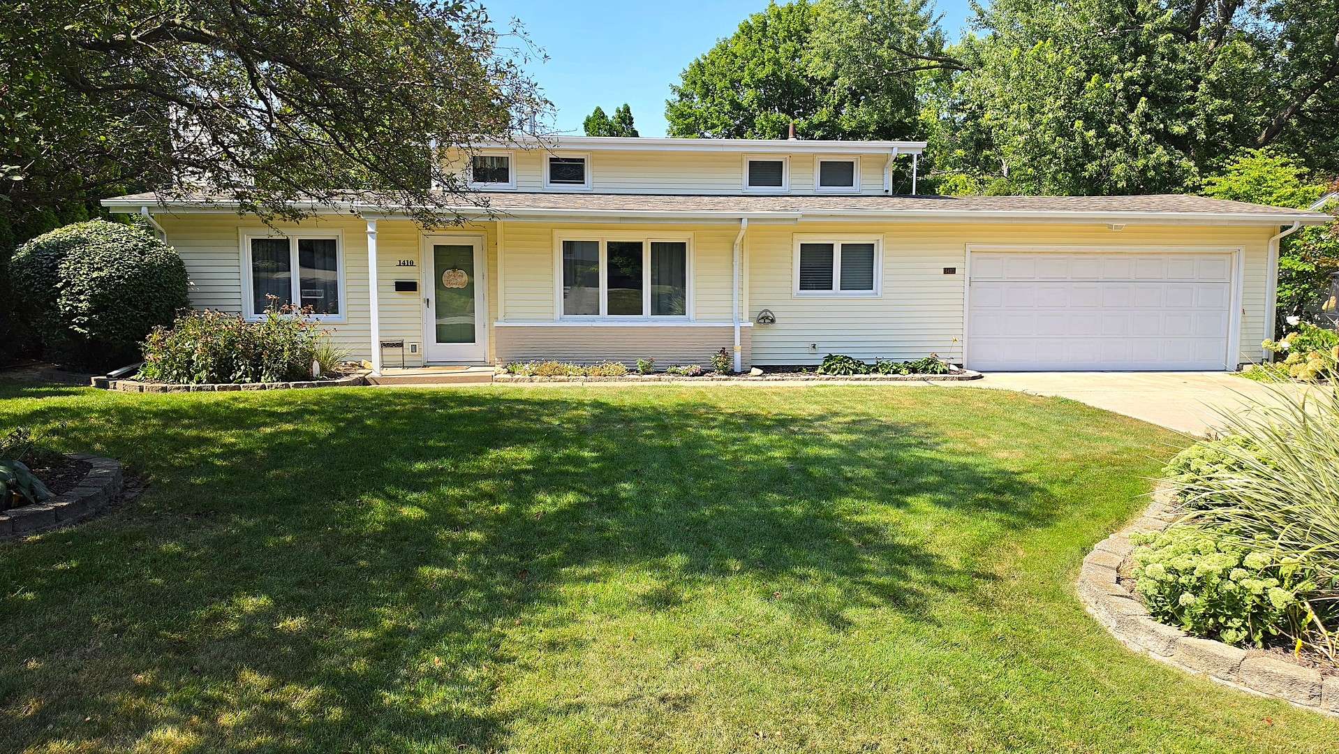 1410 Broadview DR, Bettendorf, IA 52722