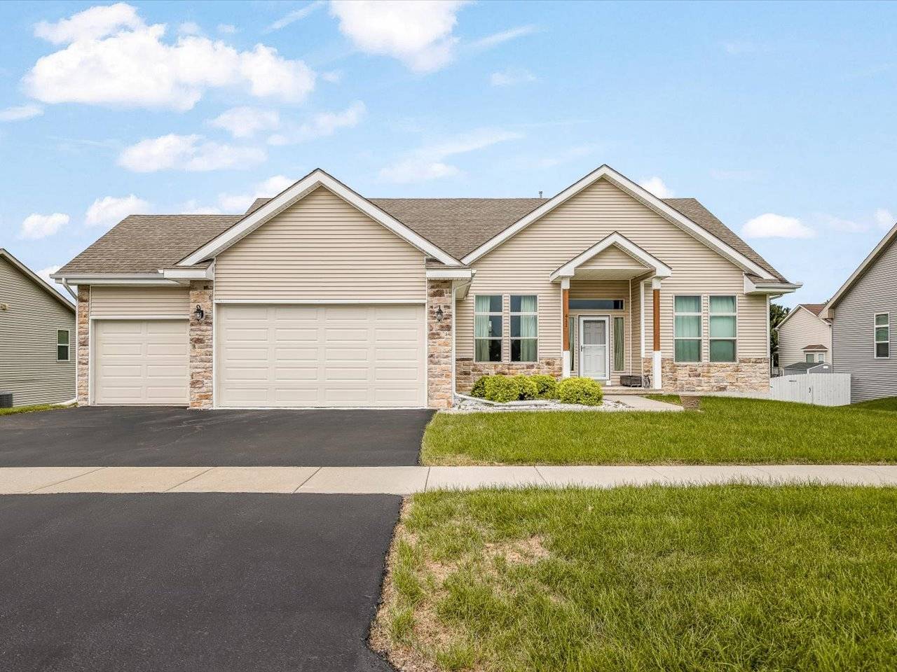411 Hughes Pkwy, Poplar Grove, IL 61065