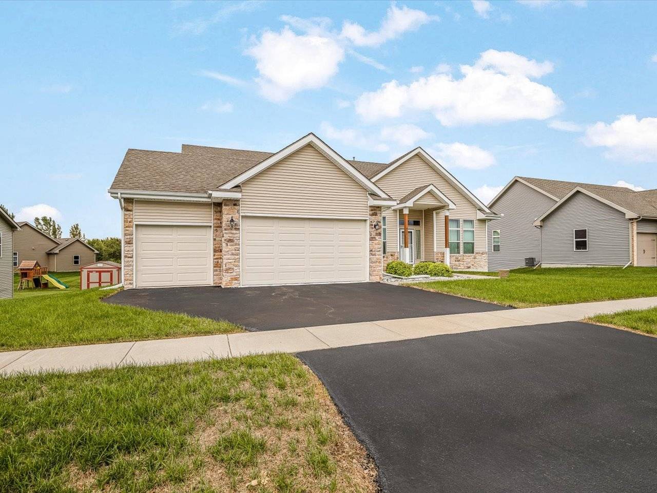 411 Hughes Pkwy, Poplar Grove, IL 61065