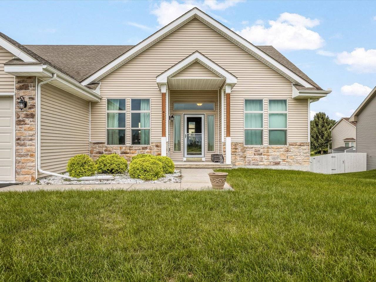 411 Hughes Pkwy, Poplar Grove, IL 61065
