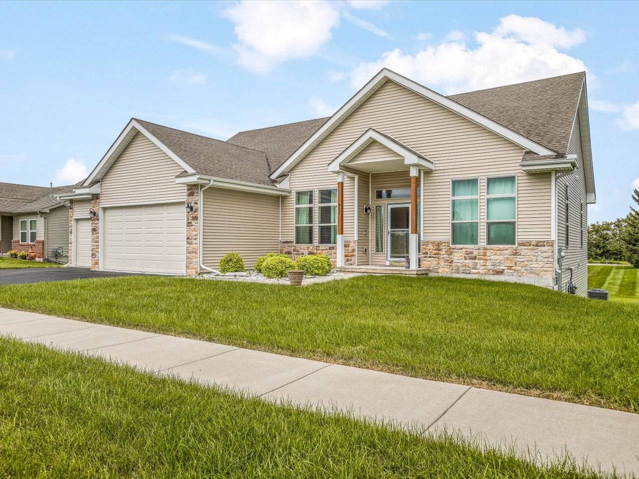 411 Hughes Pkwy, Poplar Grove, IL 61065