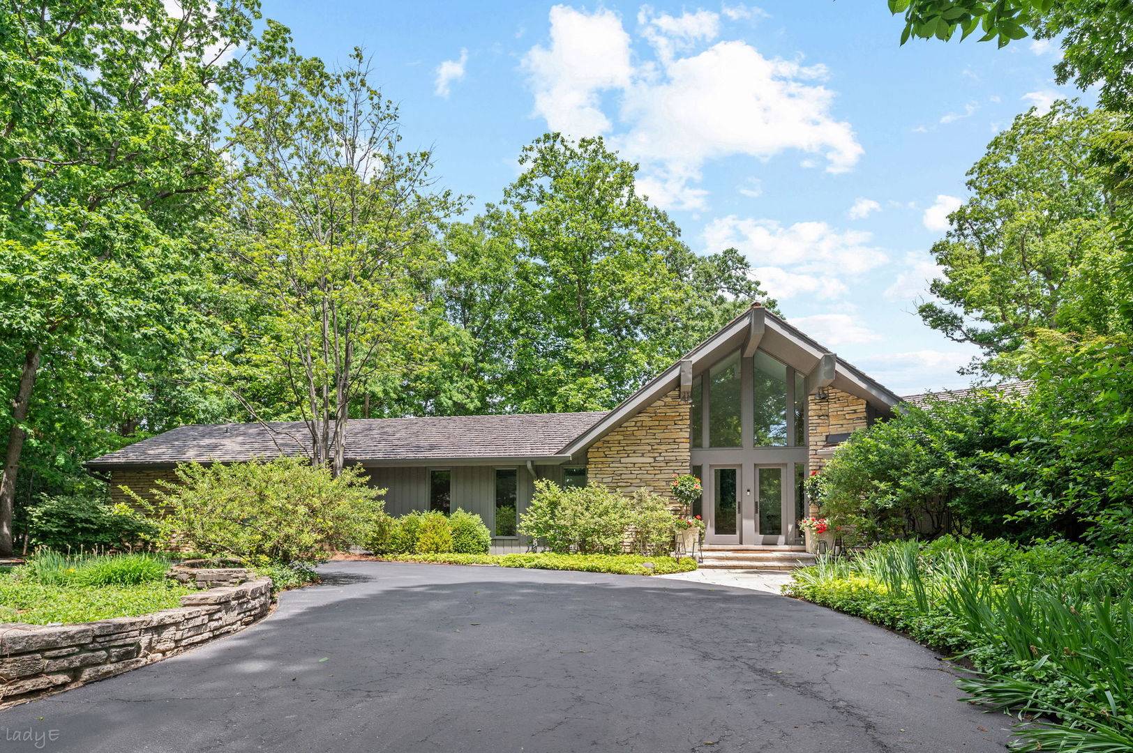 677 Driftwood LN, Northbrook, IL 60062