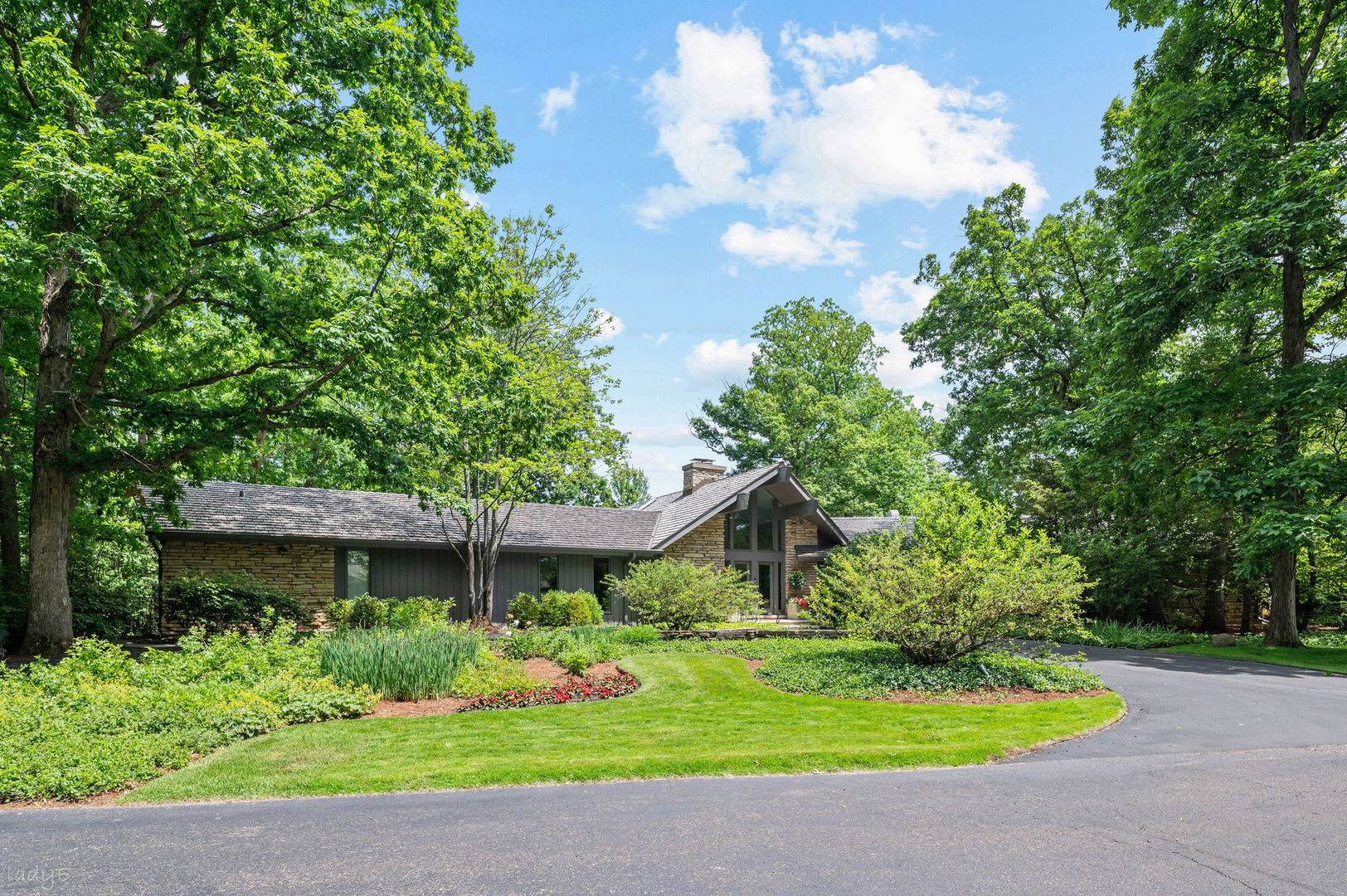 677 Driftwood LN, Northbrook, IL 60062