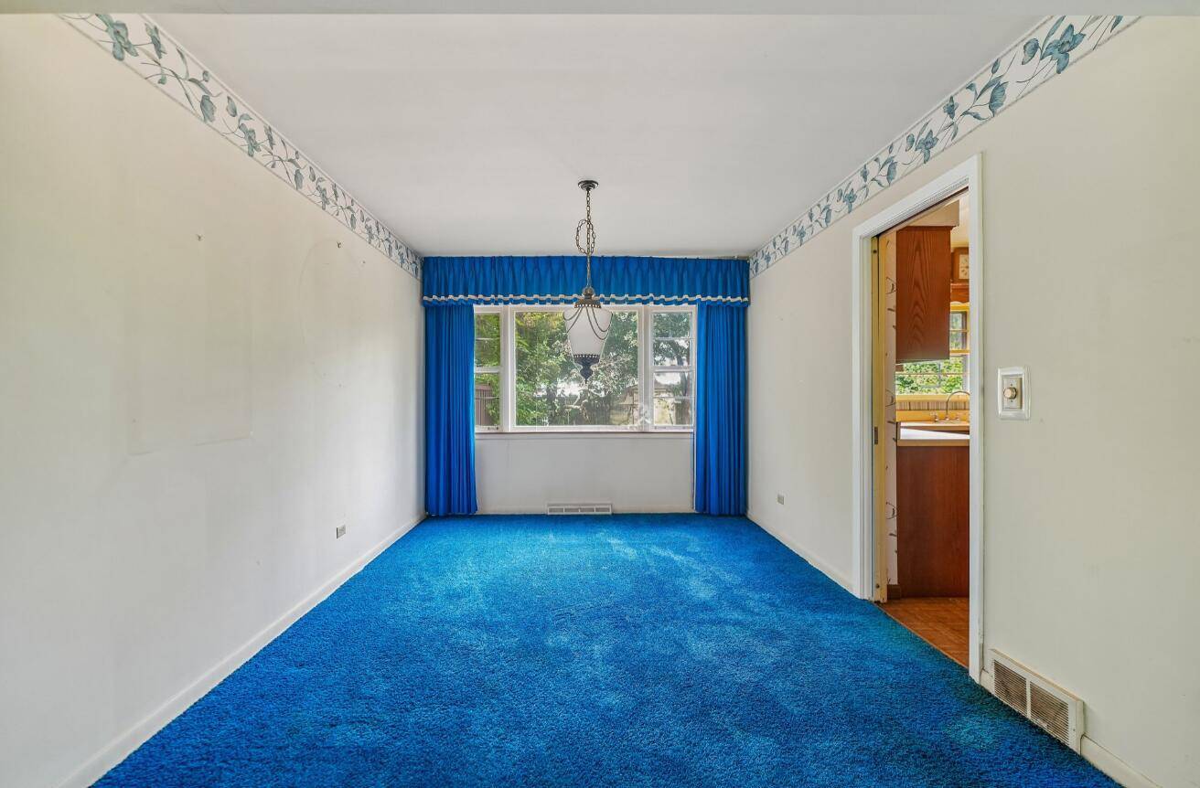 2720 Appletree LN, Northbrook, IL 60062
