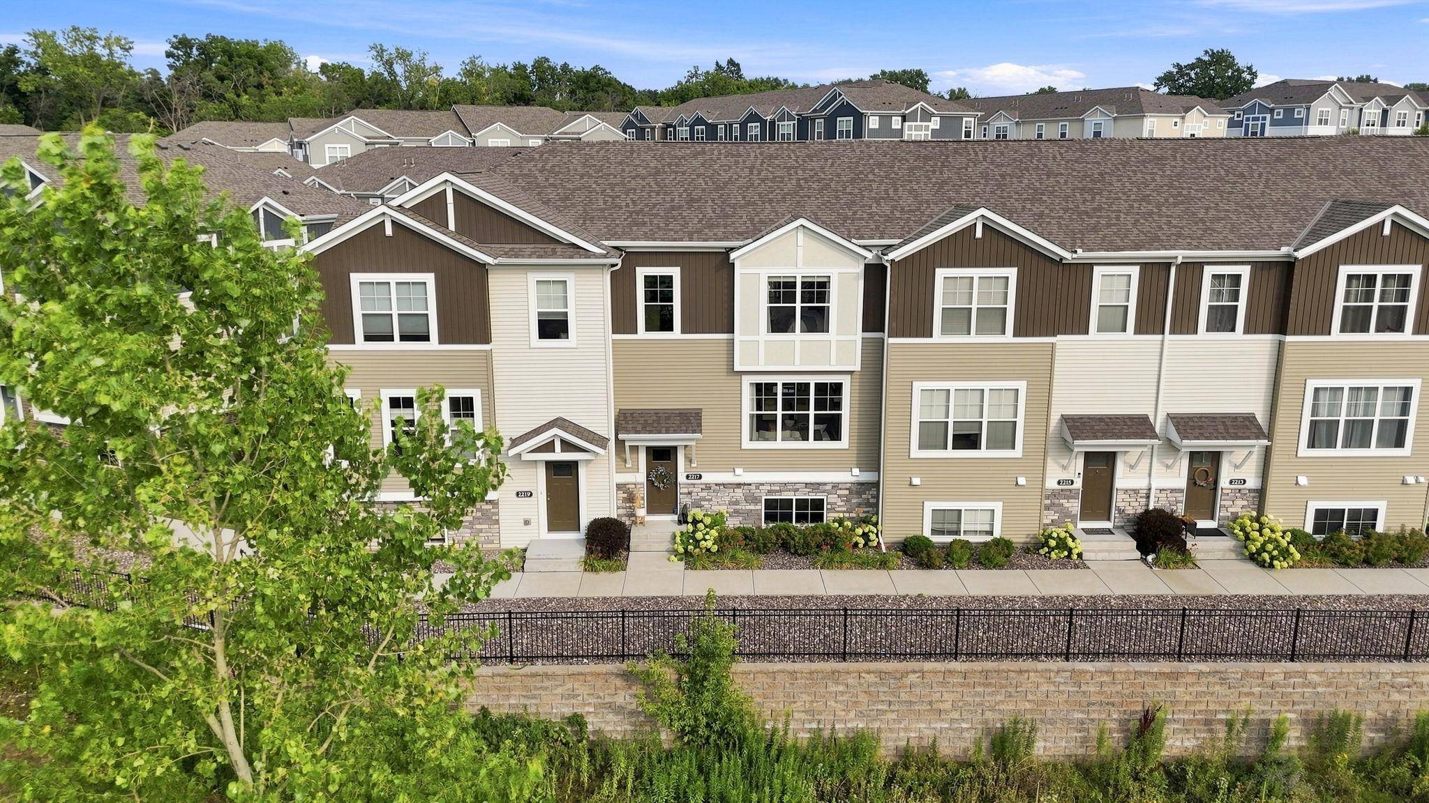 2217 Gateway Curve, North Saint Paul, MN 55109
