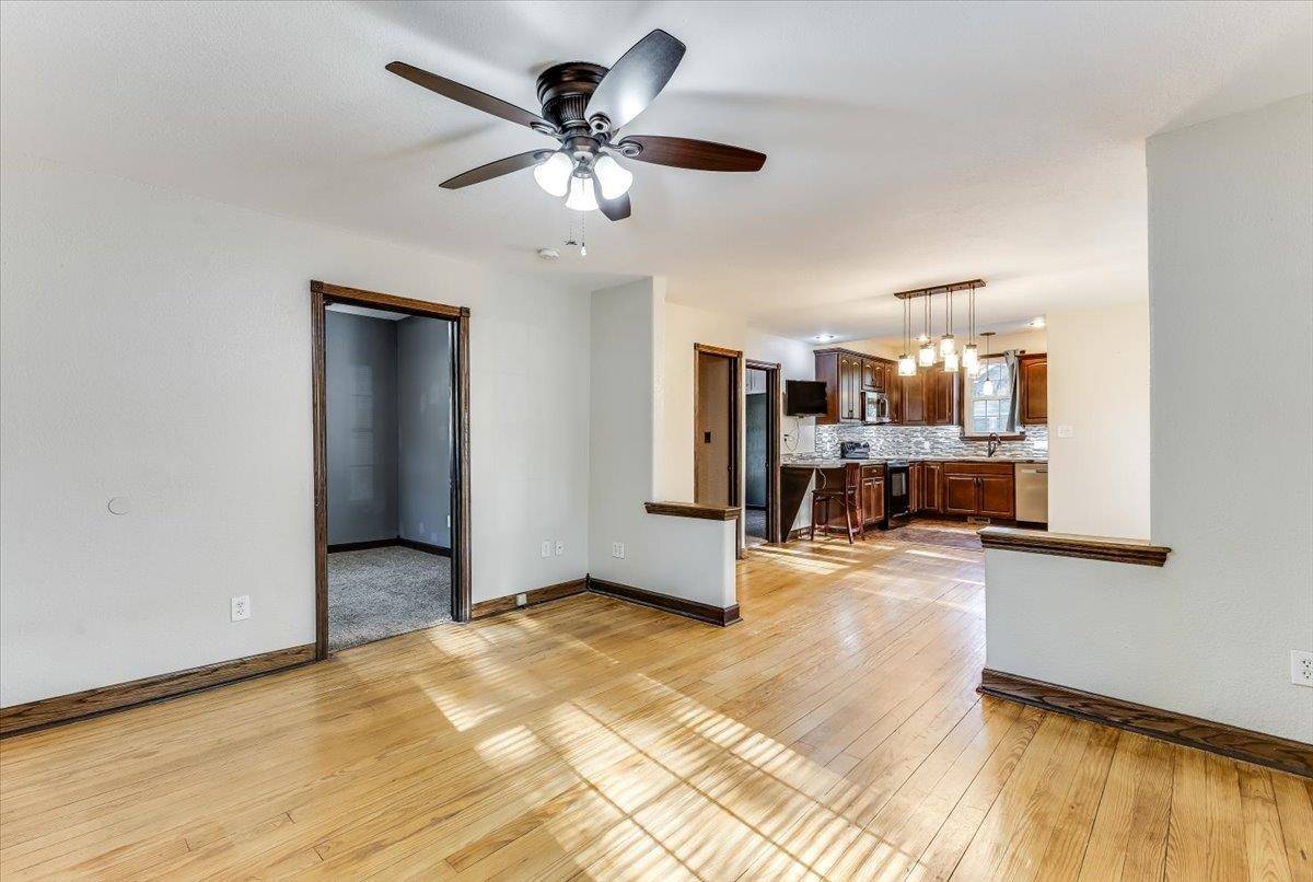 720 E 8th Ave, Winfield, KS 67156