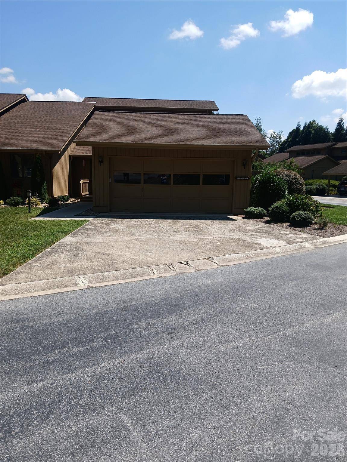304 red oak DR, Hendersonville, NC 28791