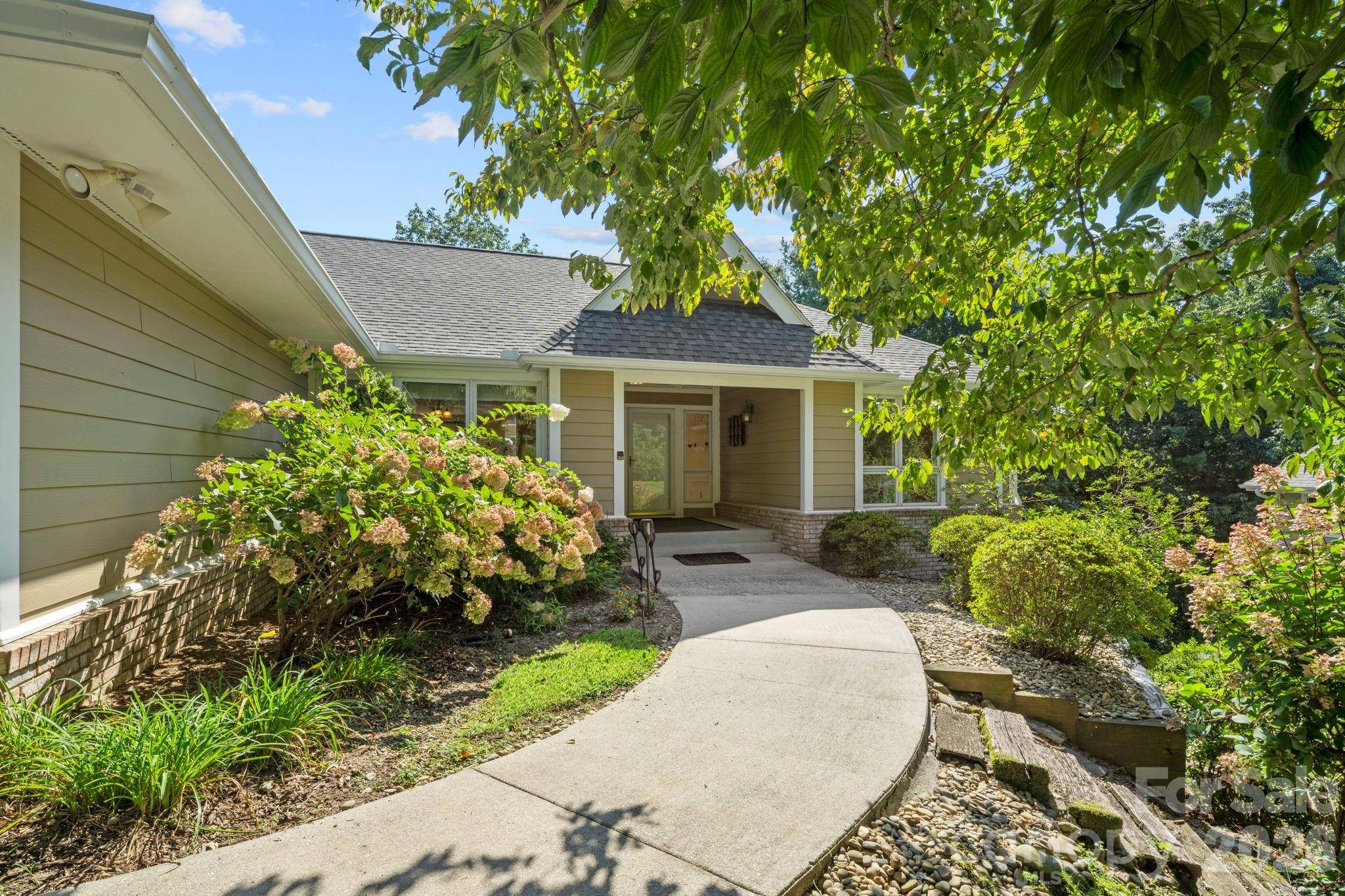 324 DAWNBROOK DR, Flat Rock, NC 28731