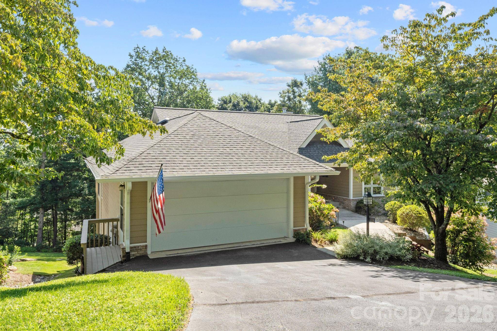 324 DAWNBROOK DR, Flat Rock, NC 28731
