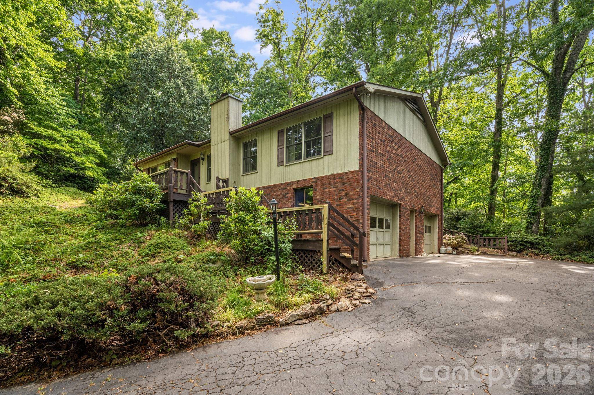 636 Goldview DR, Hendersonville, NC 28791