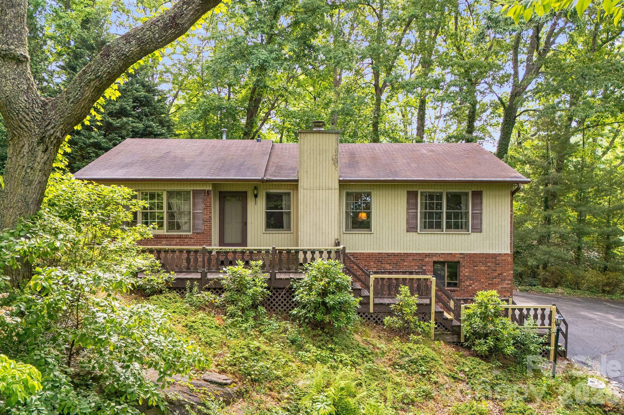 636 Goldview DR, Hendersonville, NC 28791