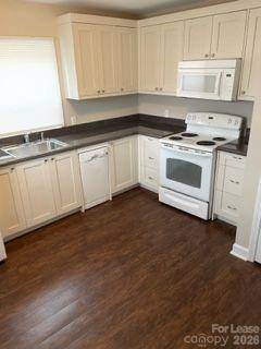 910 Log Cabin RD #B, Charlotte, NC 28213