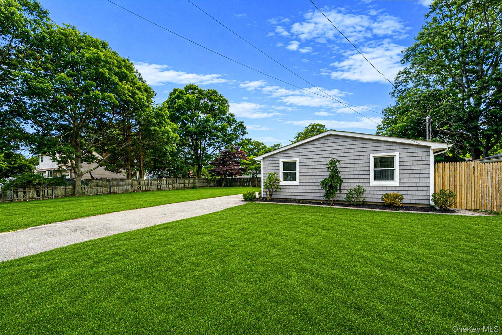 28 Ashwood DR, Shirley, NY 11967