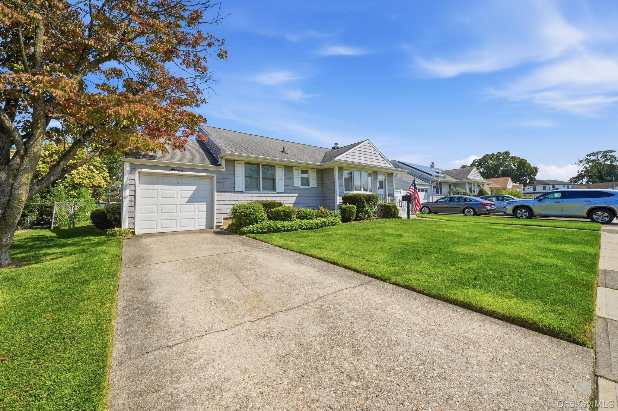 7 Crown ST, Hicksville, NY 11801