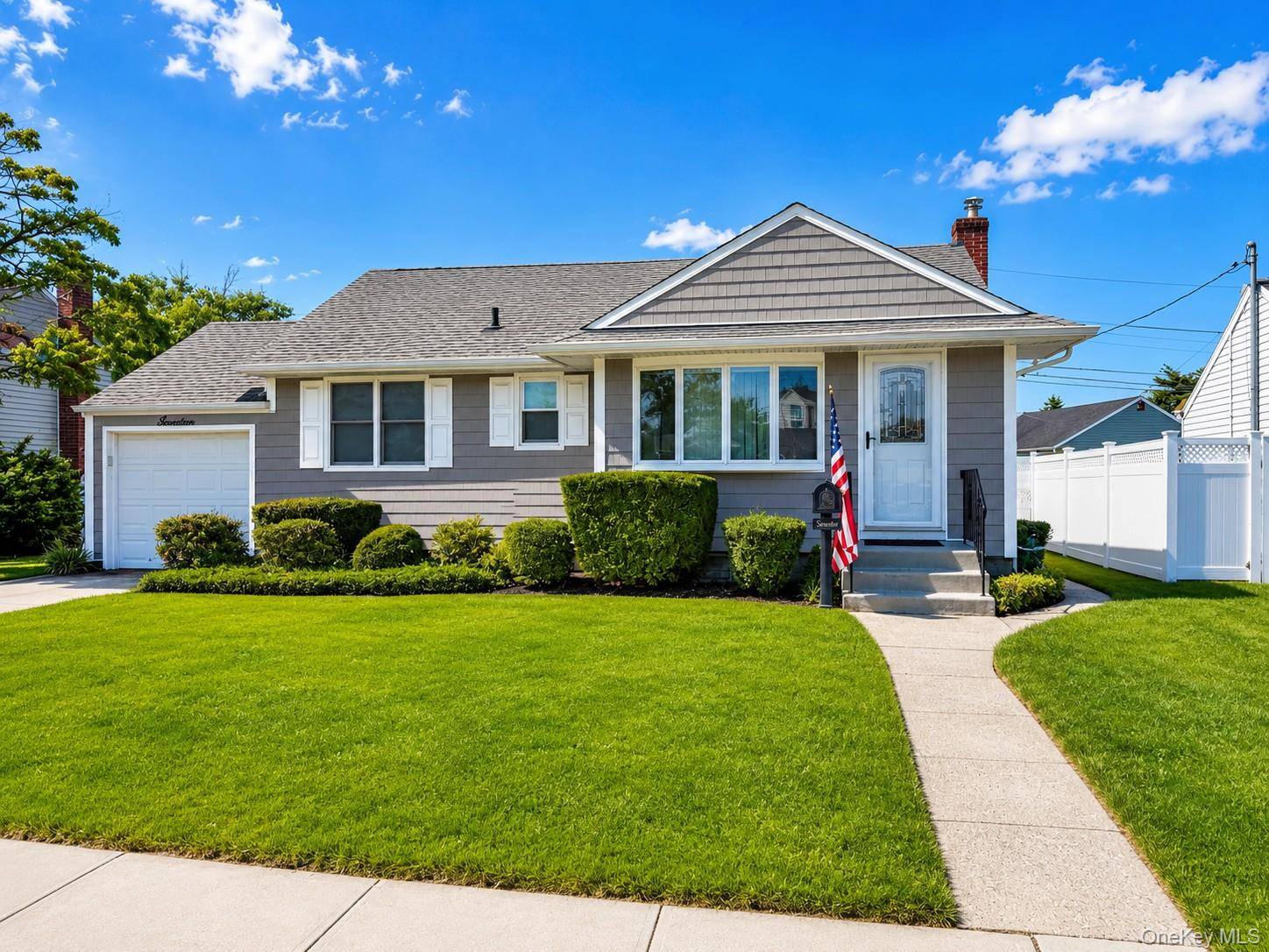 7 Crown ST, Hicksville, NY 11801