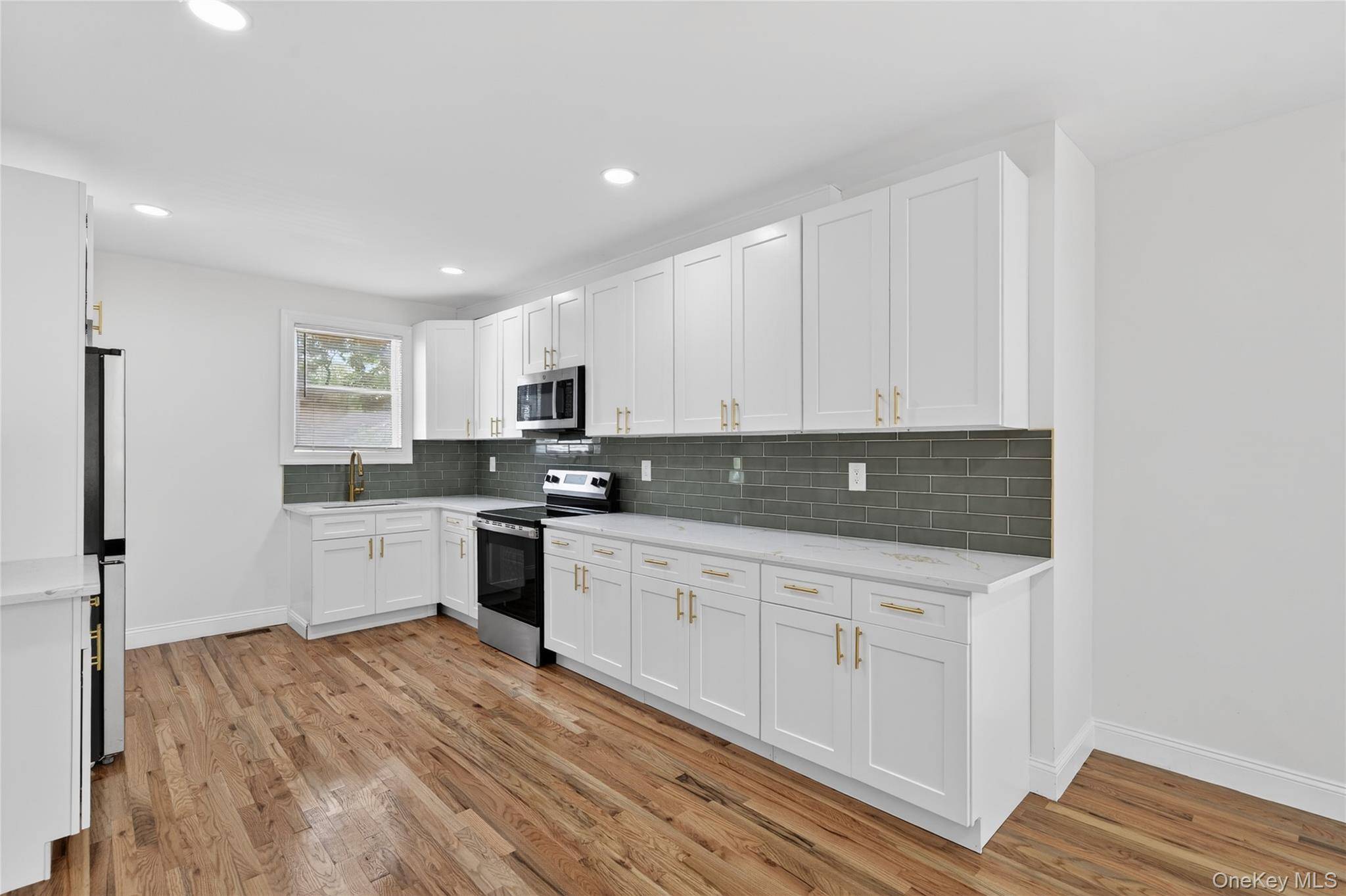 15 Grand PL, Huntington Station, NY 11746