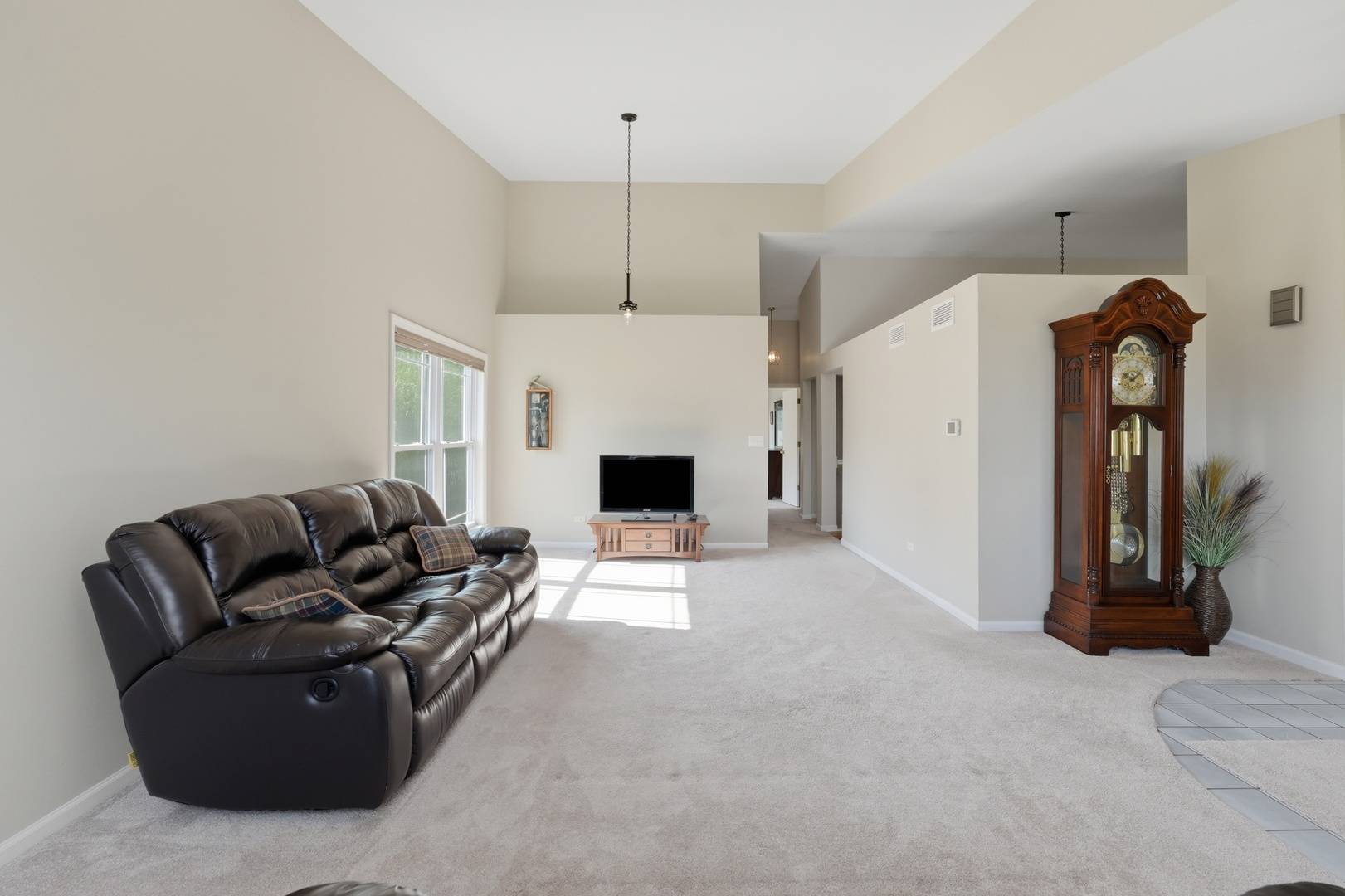 413 Harbor DR, Carpentersville, IL 60110