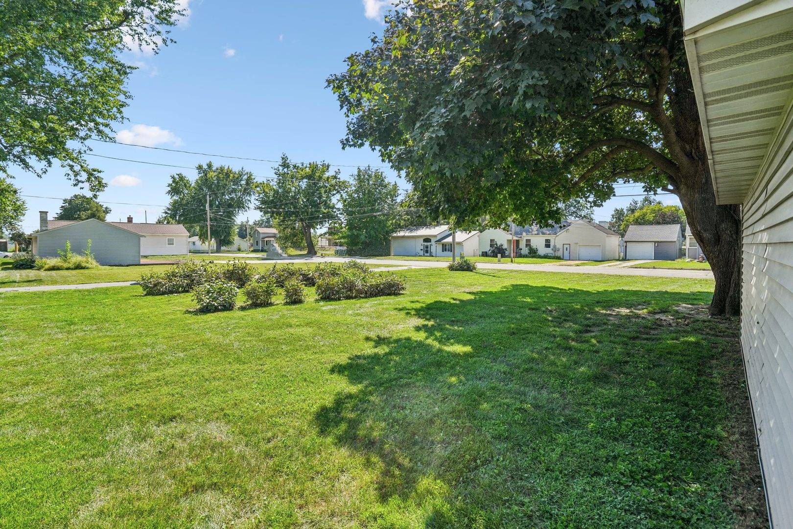 825 4th ST, De Witt, IA 52742