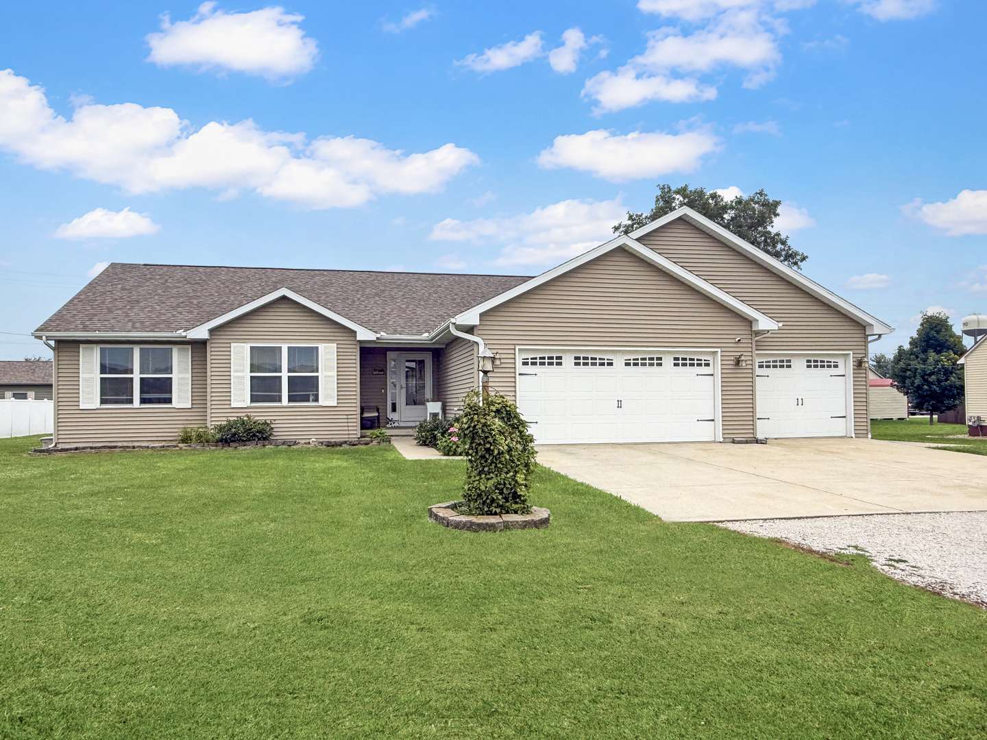 103 E Center ST, Gifford, IL 61847