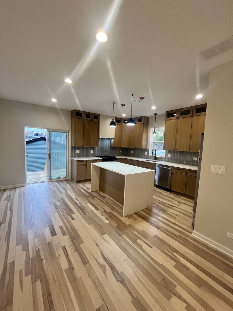 956 N Saint Louis AVE, Chicago, IL 60651