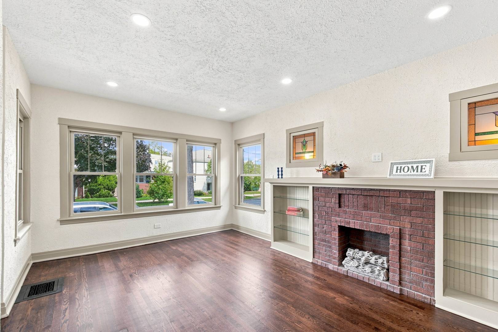 5941 W Waveland AVE, Chicago, IL 60634