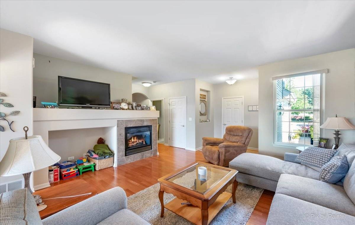 265 Birch LN, St. Charles, IL 60175