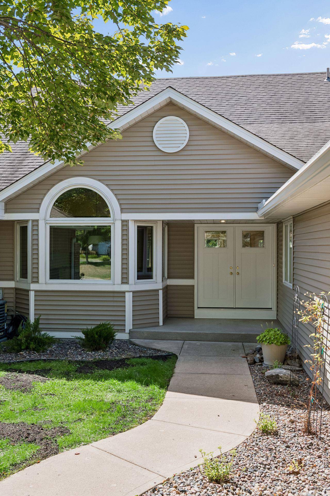 7063 Oak Pointe Curve, Bloomington, MN 55438