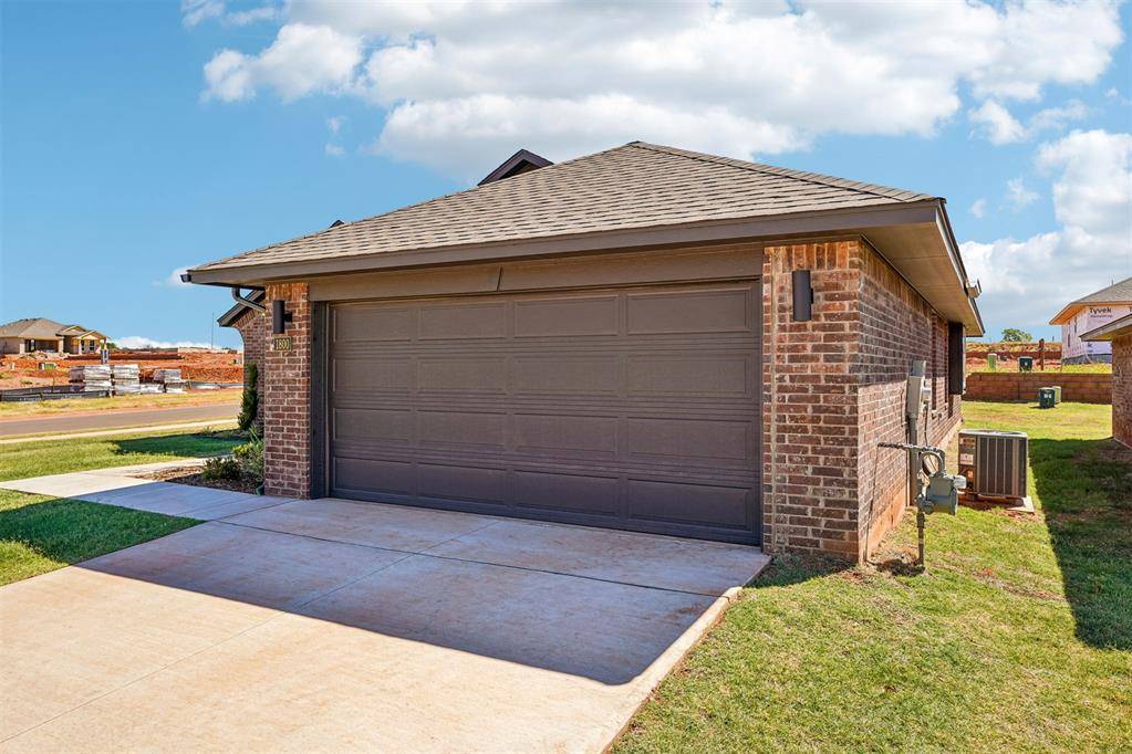 1800 Pin Cherry LN, Moore, OK 73160