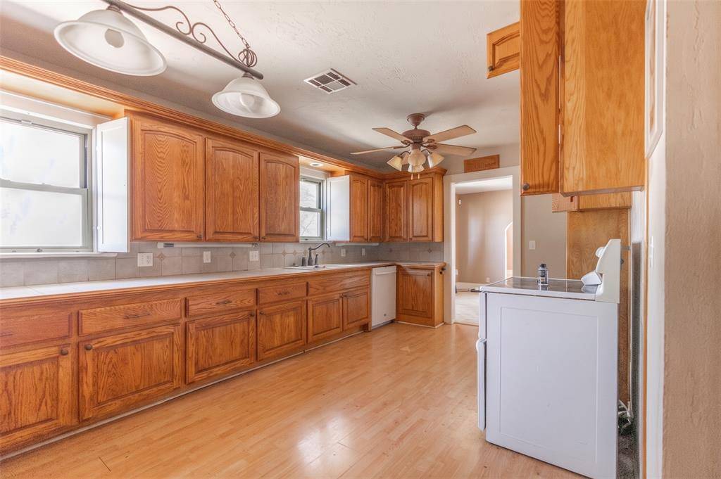 1402 S 19th ST, Chickasha, OK 73018
