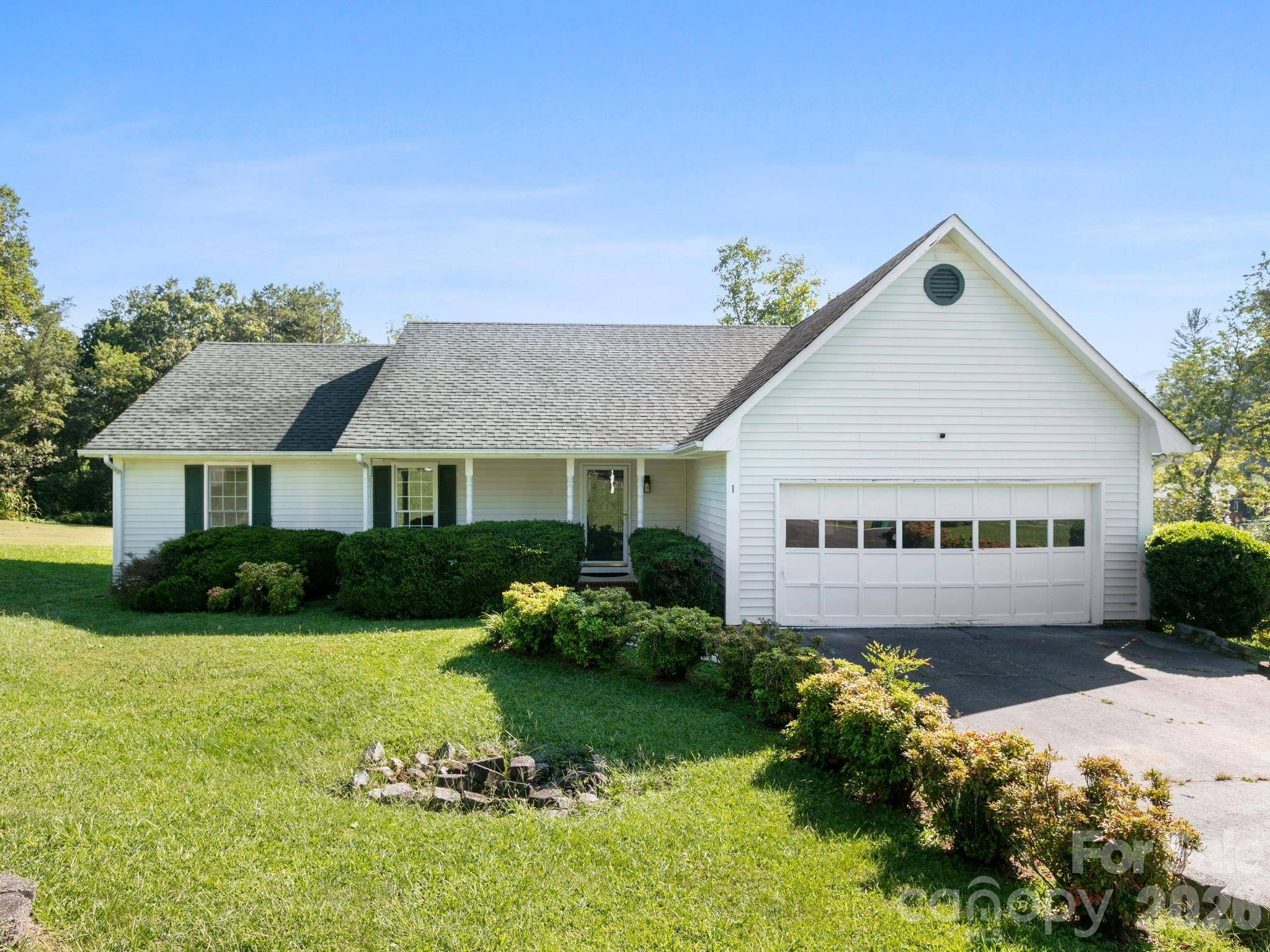 1 Strathmore DR, Arden, NC 28704
