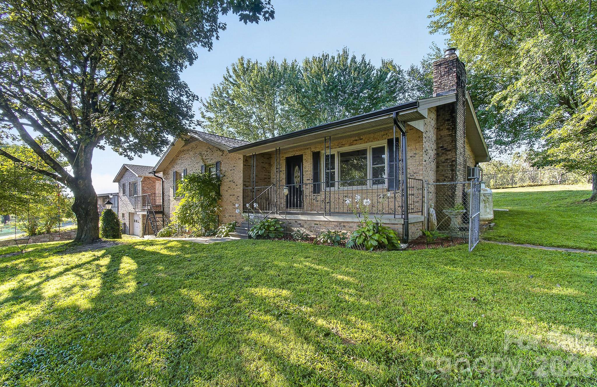 1371 Jackson Loop RD, Flat Rock, NC 28731