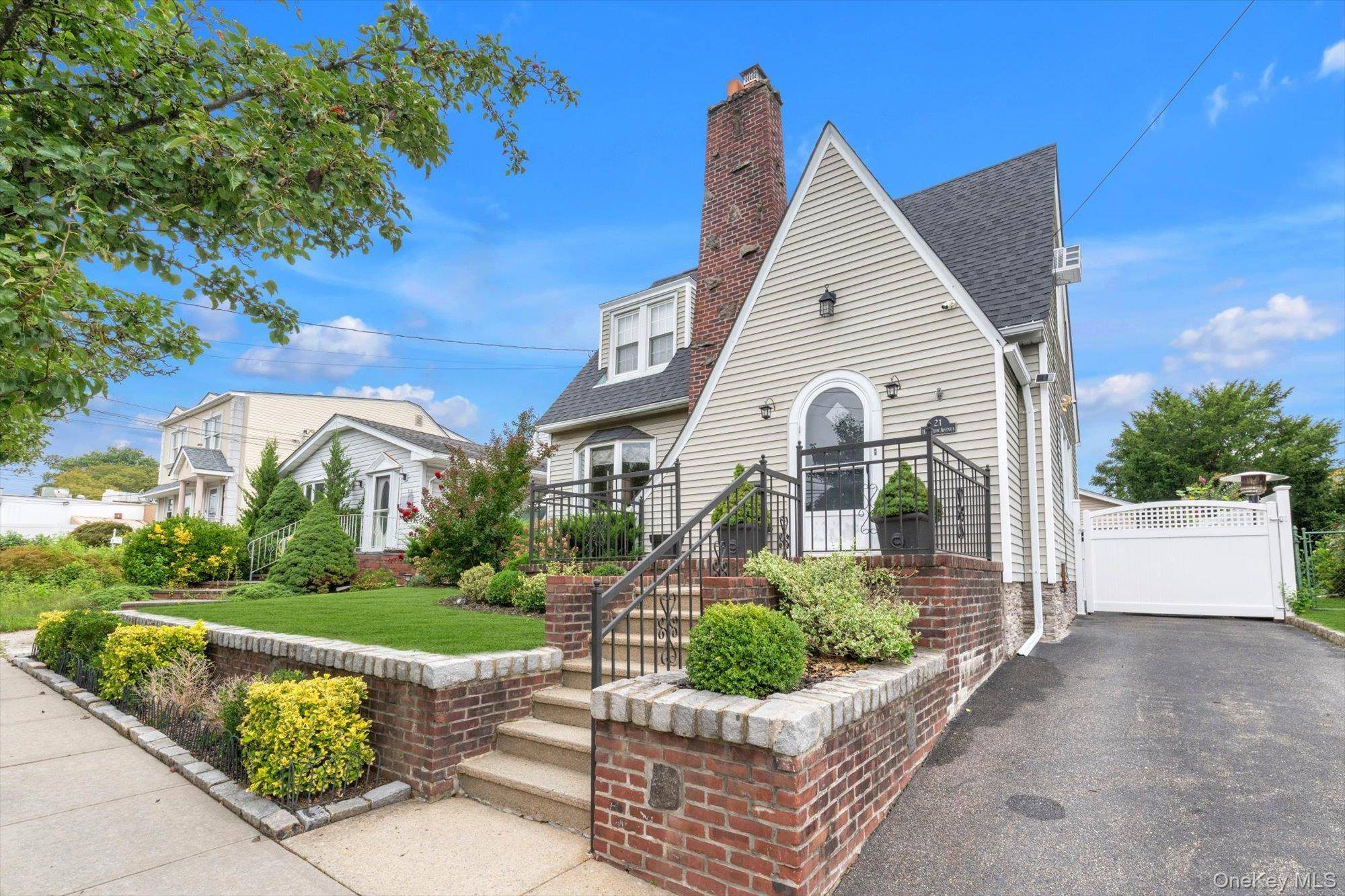 21 Hampton AVE, Albertson, NY 11507